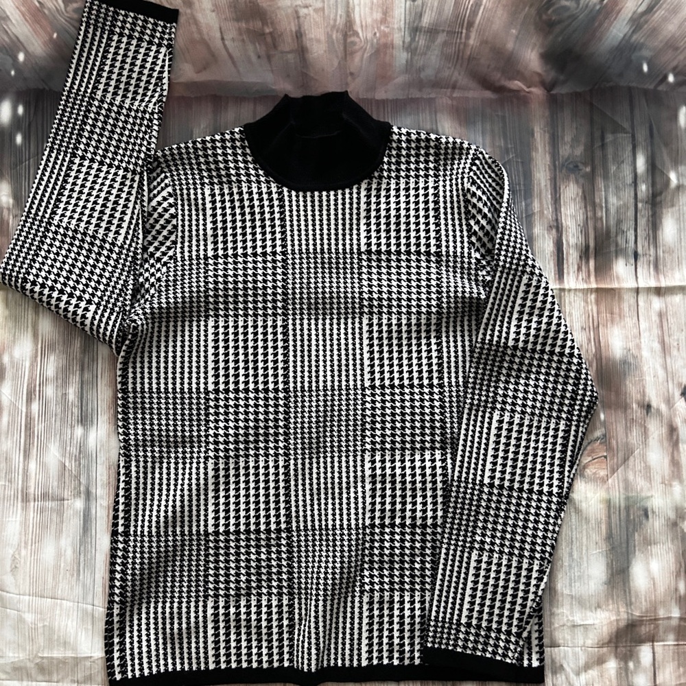 Tahari NWOT Black and White Houndstooth Sweater